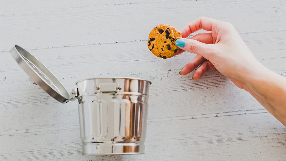 Kjeks (cookie) som blir kasta i søppelbøtta