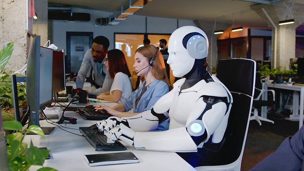 Robot som sitter med mennesker og besvarer chatter 