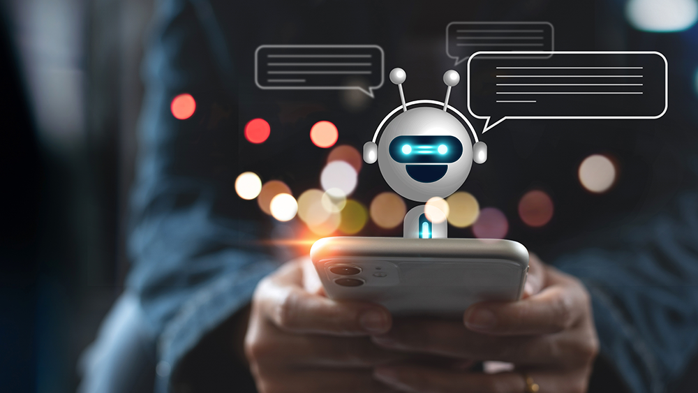En liten robot som sitter på en telefon
