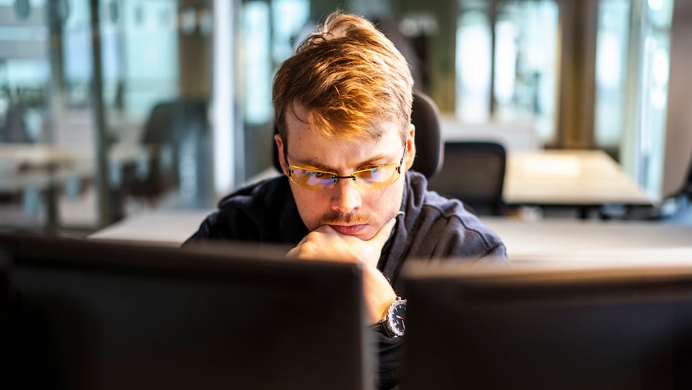 mann som ser på pcen