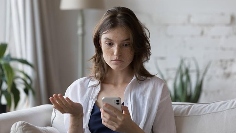 Forvirret kvinne prøver å handle på nett