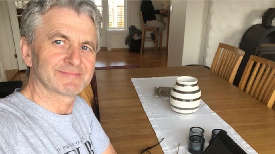 Morten_Frøid_markedsdirektor_ved_Norsk_Gjenvinning,_paa_hjemmekontor_under_COVID19_Naa_maa_vi_segmentere_og_maalrette_enda_mer
