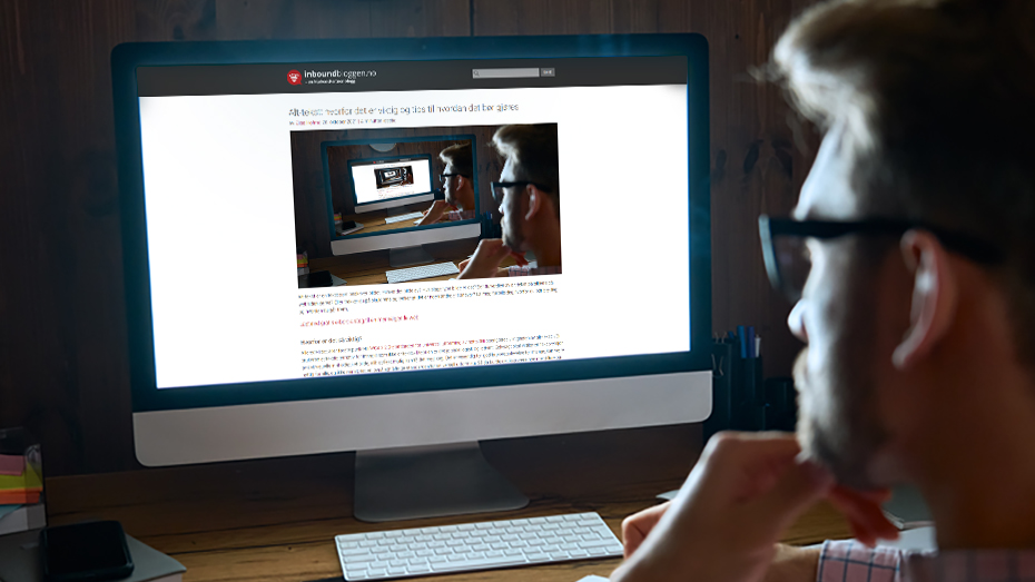 Mann som leser blogginnlegg om alt-tekst på pcen. 
